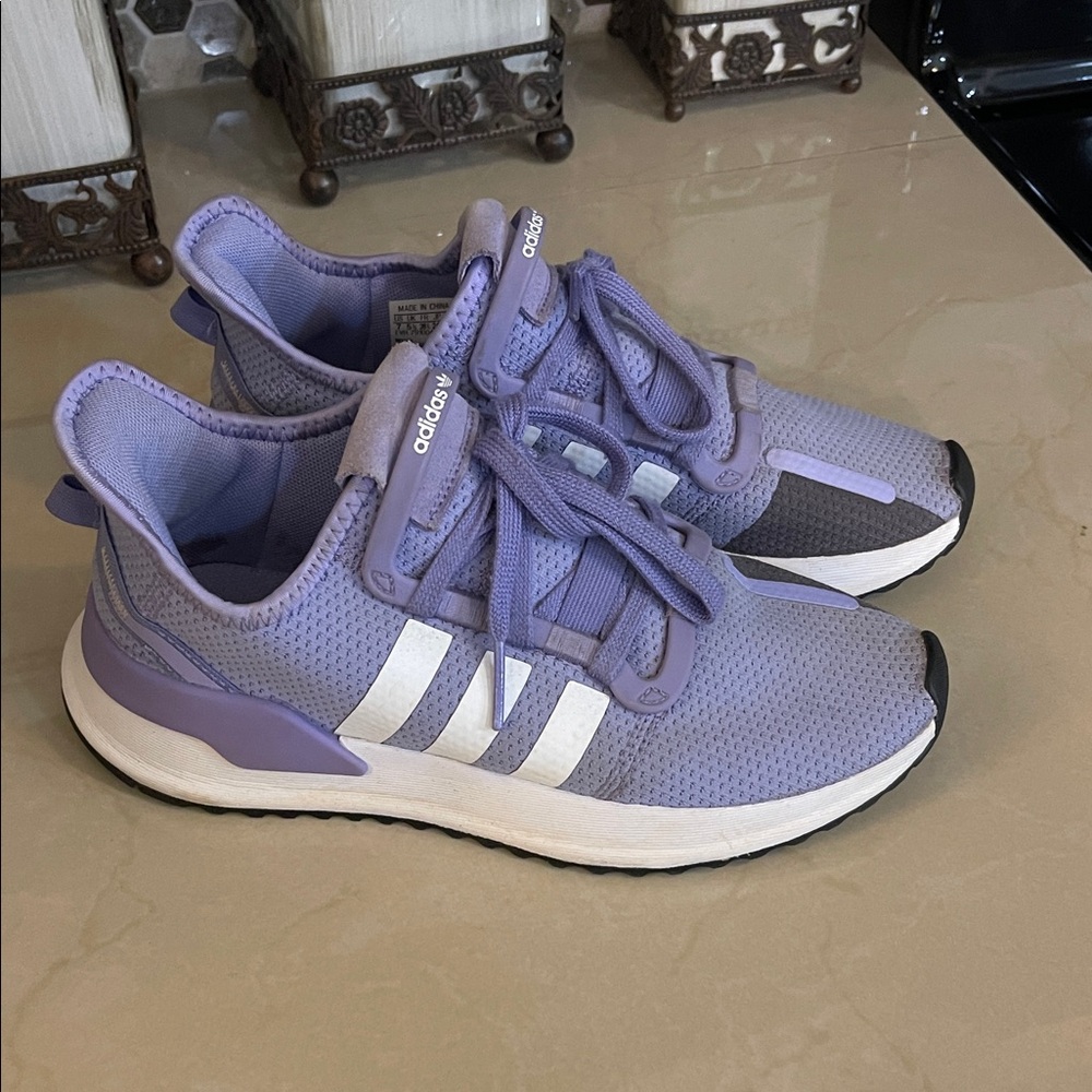 Adidas Originals Swift Run 22 Light Purple Women's Size 7 Running Shoes